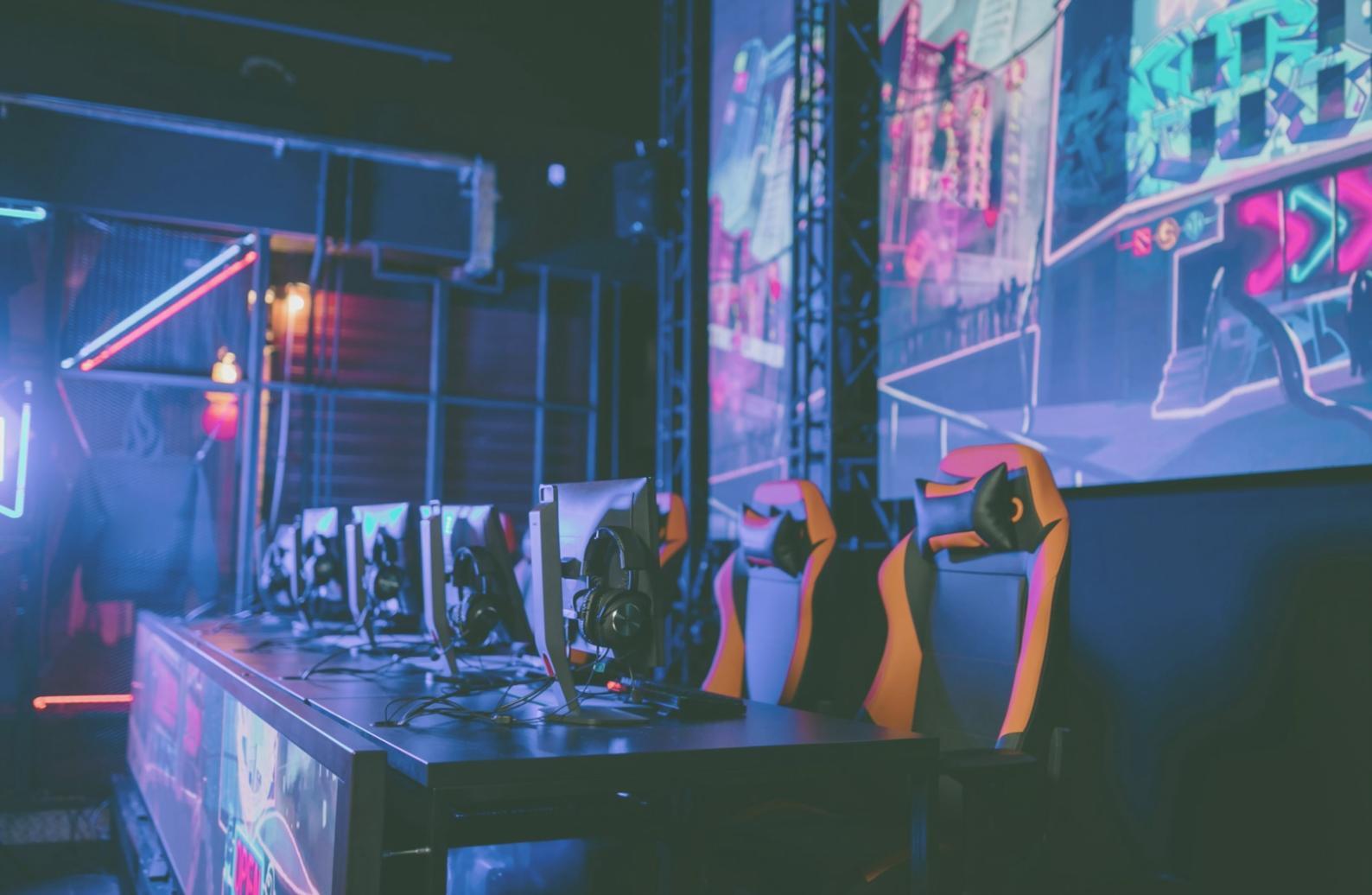 Sesión de análisis táctico en taller de esports