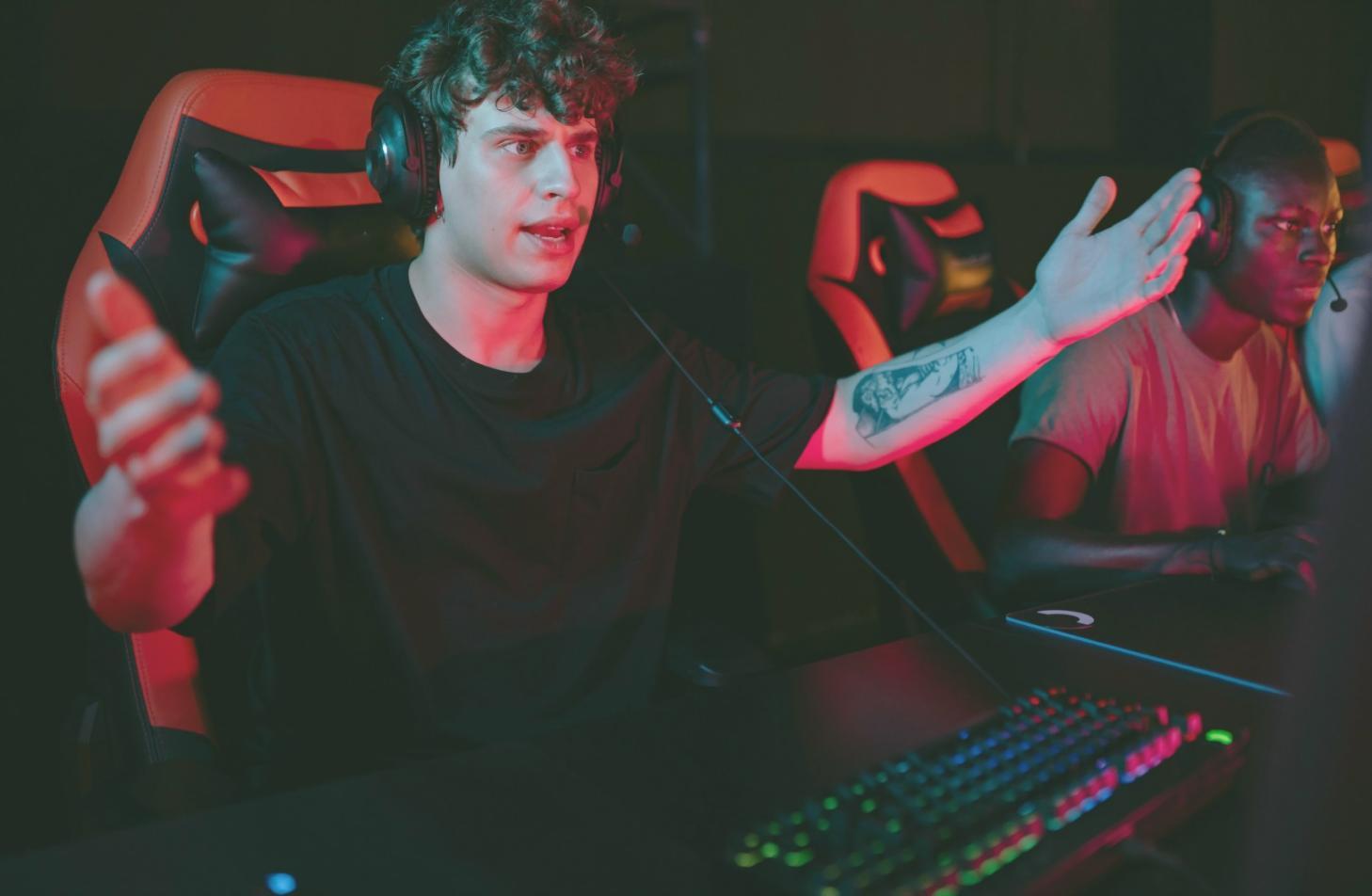 Sesión de práctica colaborativa en taller de esports